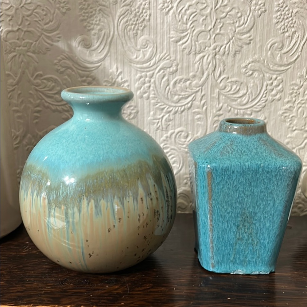 Coordinating pottery vases